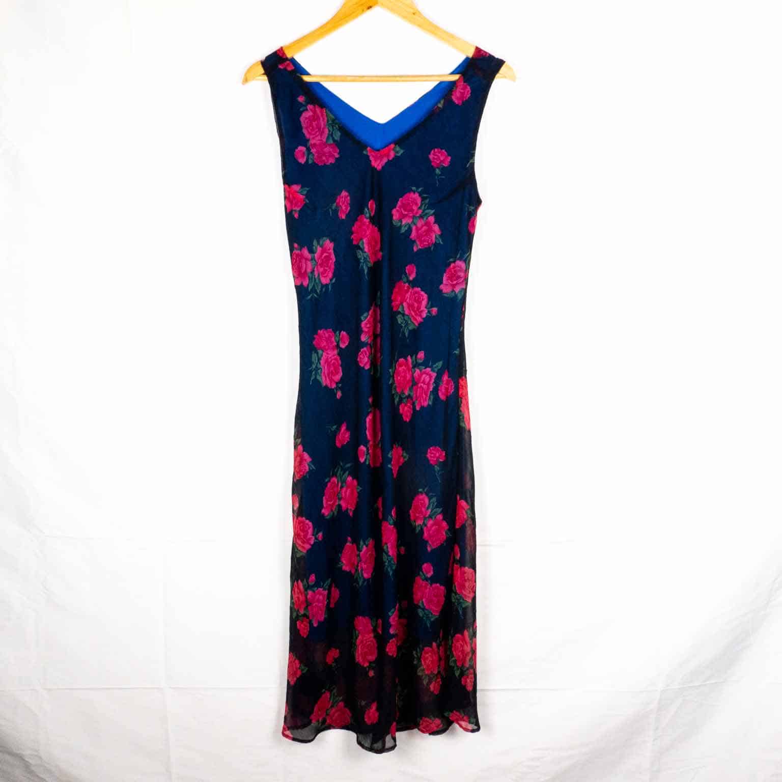 blue-dress-w-pink-roses-bushpop