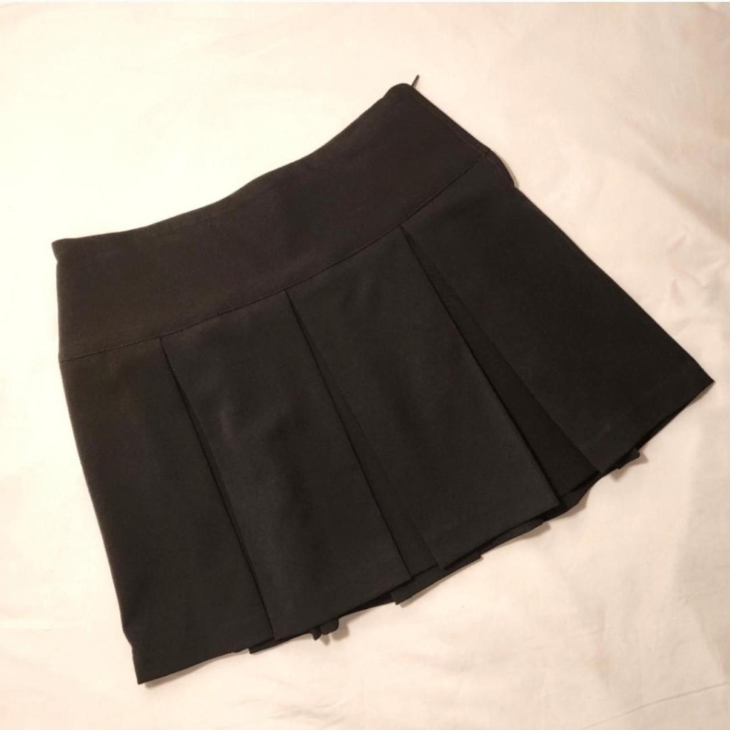 90s BABE BLACK PLEATED MINI SKIRT