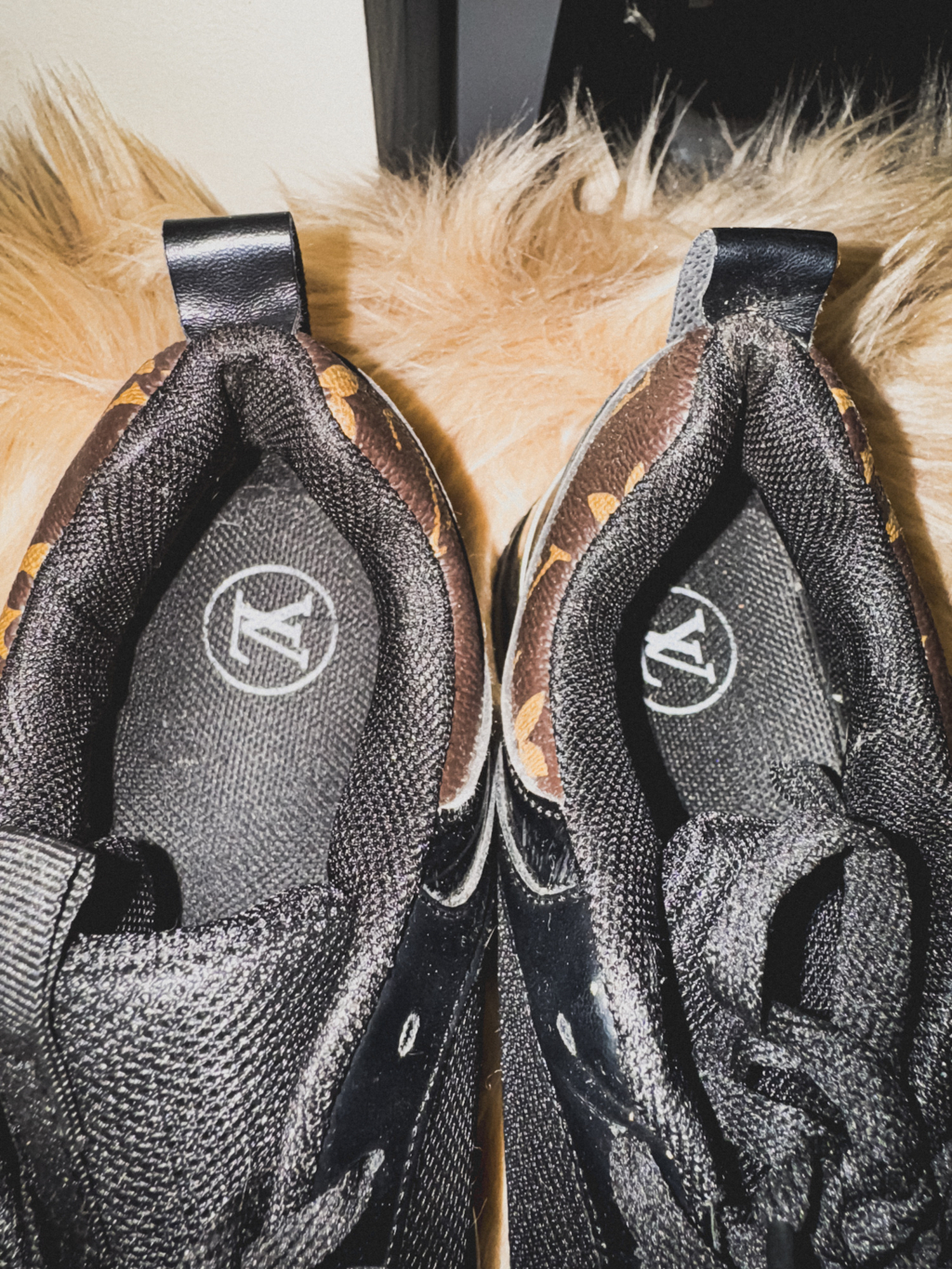 LOUIS VUITTON BROWN/BLACK SUEDE AND MONOGRAM CANVAS RUN AWAY LOW TOP SNEAKERS SIZE 39 LOUIS VUITTON - Image 4