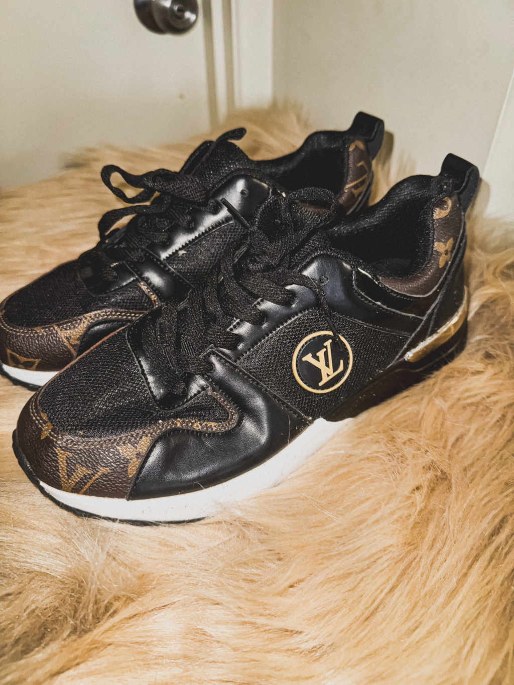 LOUIS VUITTON BROWN/BLACK SUEDE AND MONOGRAM CANVAS RUN AWAY LOW TOP SNEAKERS SIZE 39 LOUIS VUITTON